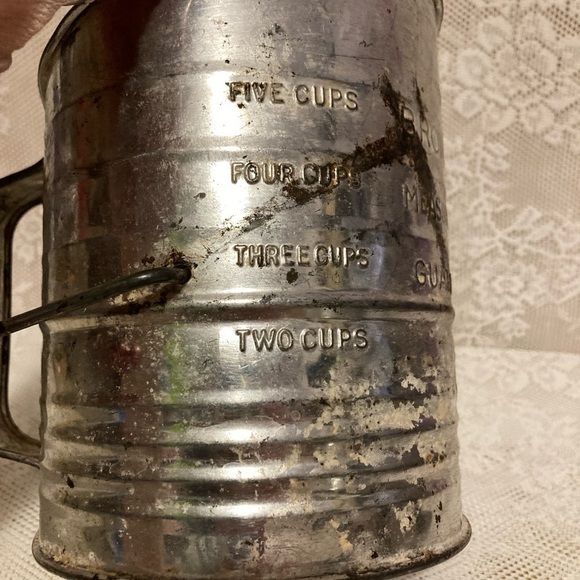 Vintage Metal Bromwell's 5 Cups Measuring Sifter Red wood Crank handle - Picture 10 of 13